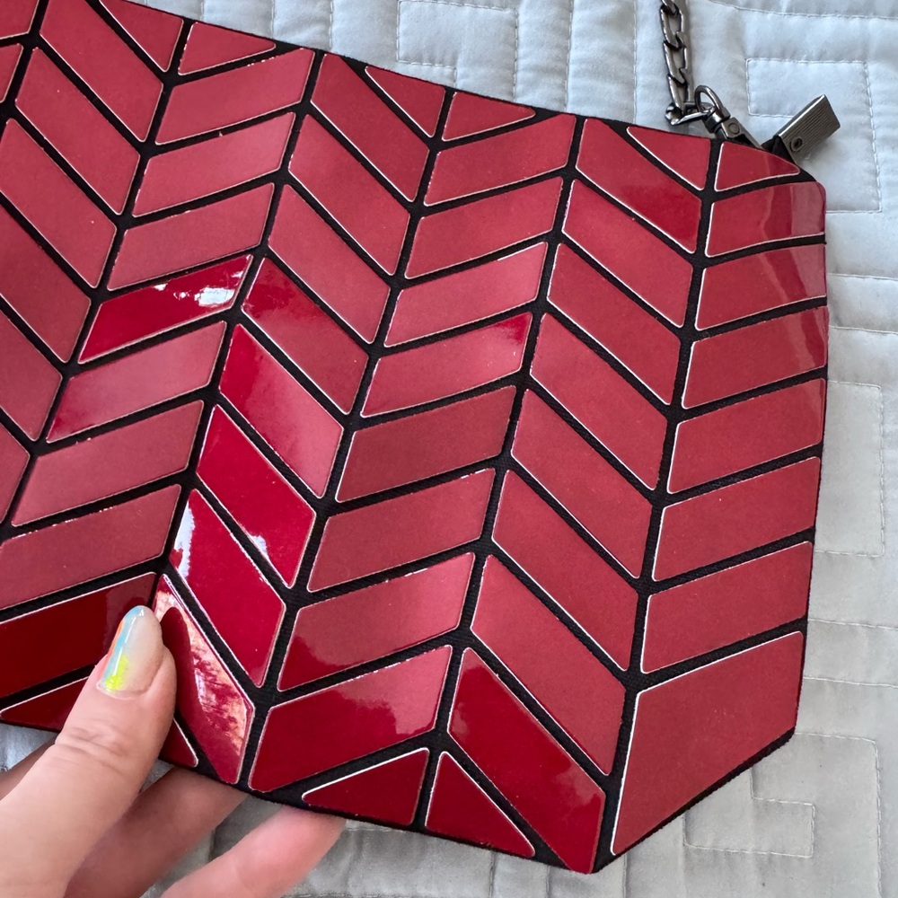 Red Chevron Pattern Bag - Picture 3 of 7